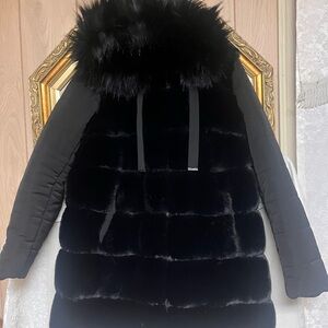 “Rare Gorgeous” 🦋 gorgeous, gorgeous Black Puffer Jacket Faux Fur trim Size Med